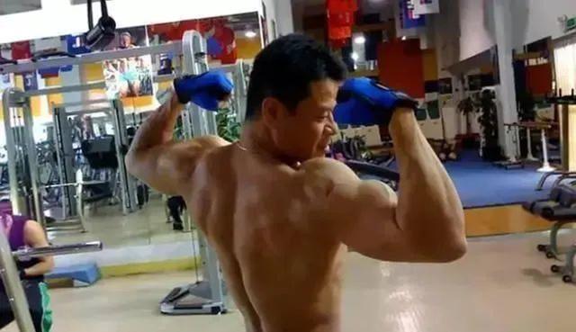 出生于“红色家庭”，49岁改名，因演技太好，熟人胡静都没认出他