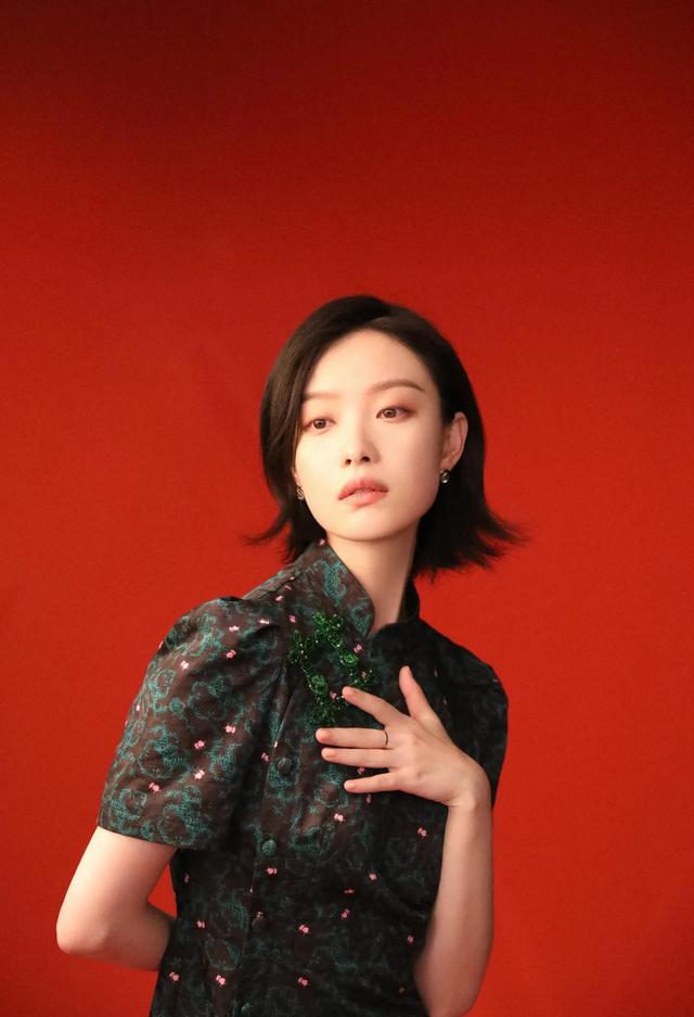 选对发型堪比整容？2022这些女明星都悄悄剪了短发，气质大不同