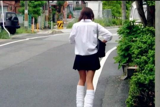 为何日本女生走路爱“内生辰”，难道这样走路不难受吗