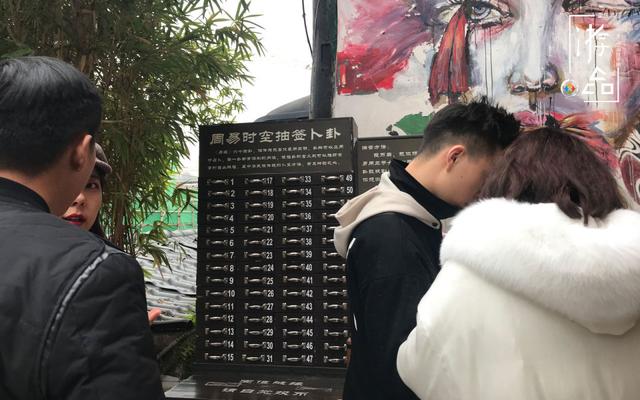 重庆磁器口“全自动@￥机器”，随缘给钱，人气居高不下