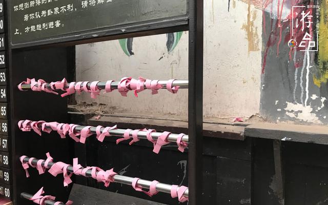 重庆磁器口“全自动@￥机器”，随缘给钱，人气居高不下