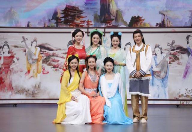 30秒的专业稿一字不错！关晓彤在“王牌”展露播音功底，杨澜称赞