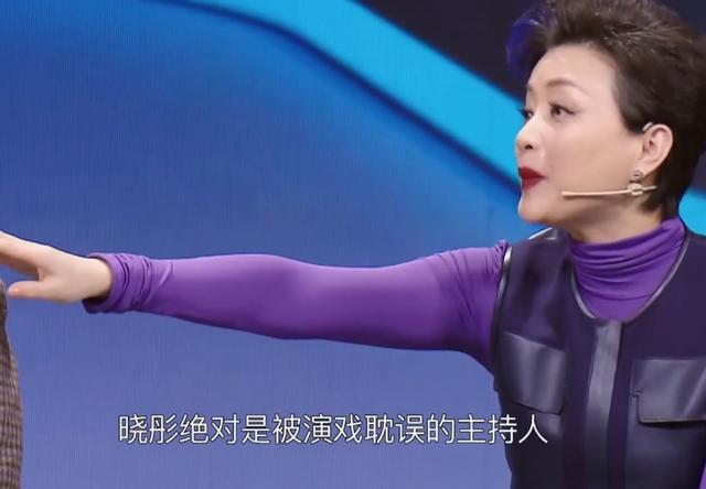 30秒的专业稿一字不错！关晓彤在“王牌”展露播音功底，杨澜称赞