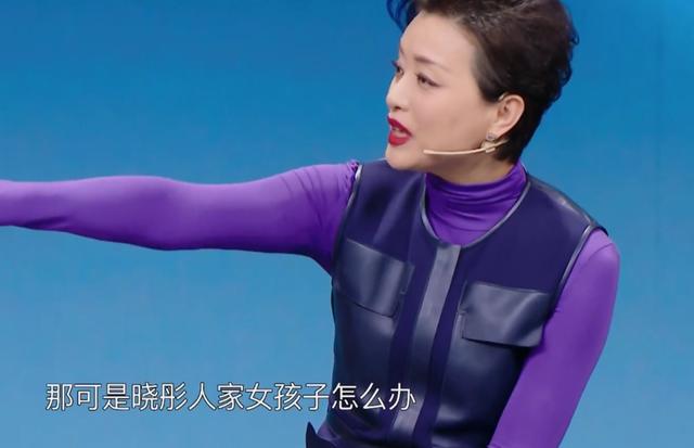 30秒的专业稿一字不错！关晓彤在“王牌”展露播音功底，杨澜称赞