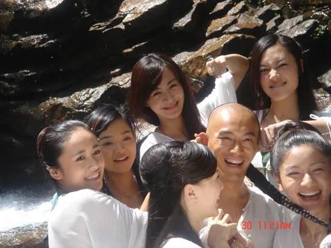 10年了，黄晓明夫妇还是不肯放过她？
