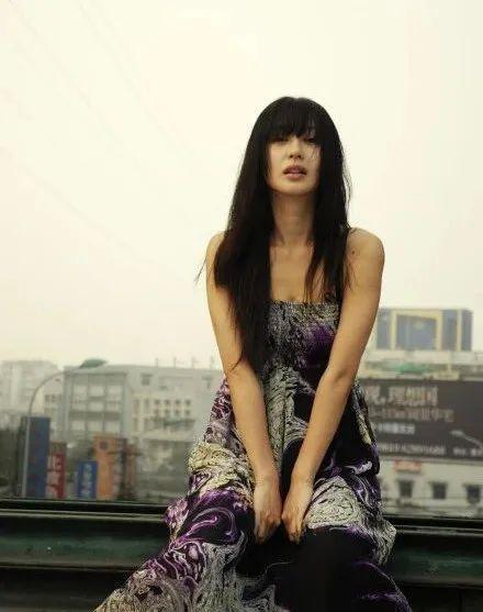 10年了，黄晓明夫妇还是不肯放过她？