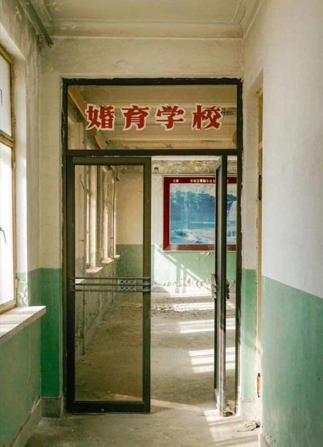 27岁东北大妞，拍下废弃舞厅、医院秘照：这里也曾是有温度的地方