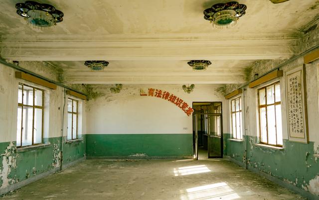 27岁东北大妞，拍下废弃舞厅、医院秘照：这里也曾是有温度的地方