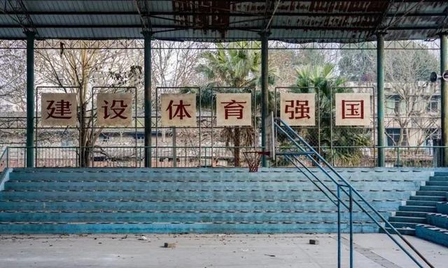 27岁东北大妞，拍下废弃舞厅、医院秘照：这里也曾是有温度的地方