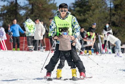 高涨的滑雪热背后：亏损下加注投资，旱地雪场有望霸屏全季