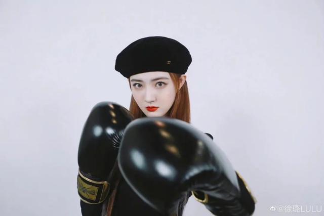 从甜美变酷飒！徐璐成了拳击女孩