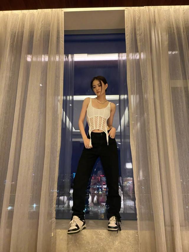 从甜美变酷飒！徐璐成了拳击女孩