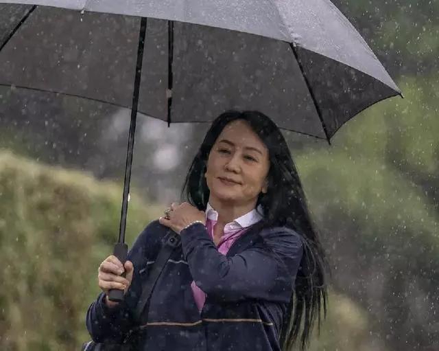 孟晚舟面相极佳，雍容华贵犹如花中牡丹，戴口罩难掩尊贵美态！