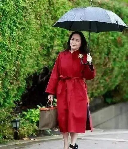 孟晚舟面相极佳，雍容华贵犹如花中牡丹，戴口罩难掩尊贵美态！