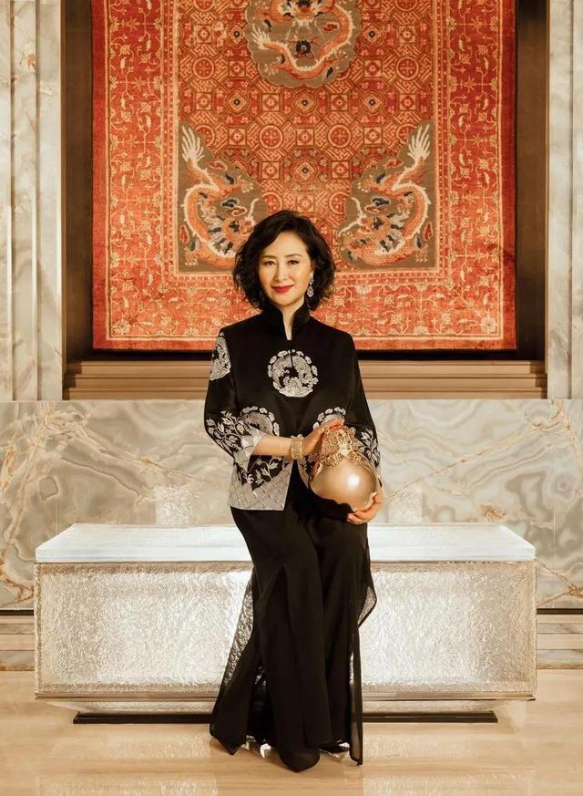 孟晚舟面相极佳，雍容华贵犹如花中牡丹，戴口罩难掩尊贵美态！