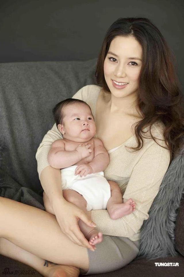 孟晚舟面相极佳，雍容华贵犹如花中牡丹，戴口罩难掩尊贵美态！
