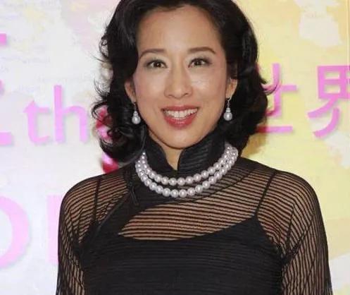 孟晚舟面相极佳，雍容华贵犹如花中牡丹，戴口罩难掩尊贵美态！