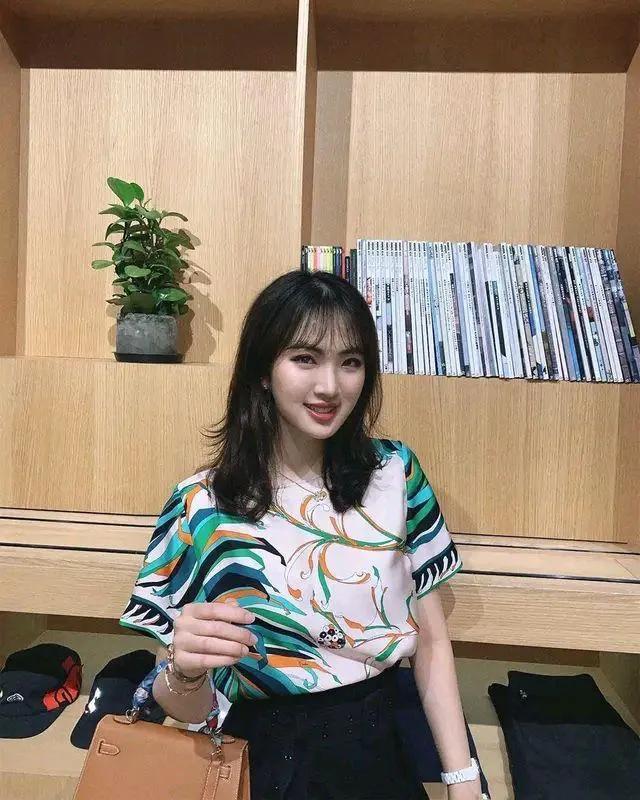 孟晚舟面相极佳，雍容华贵犹如花中牡丹，戴口罩难掩尊贵美态！