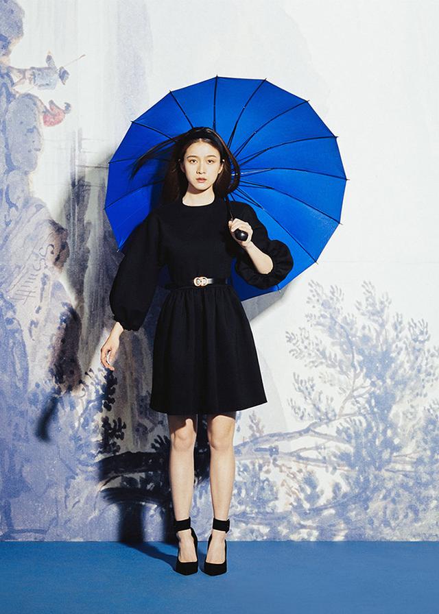 张雪迎上演乖巧诱人范儿，穿浅紫色透视连衣裙，文艺又气质