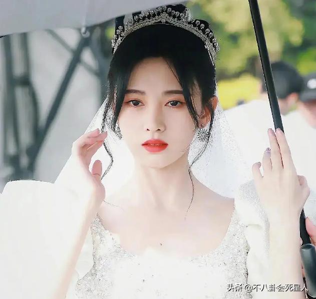 鞠婧祎婚纱造型暴露缺点，被风吹成大光明，与有刘海时判若两人