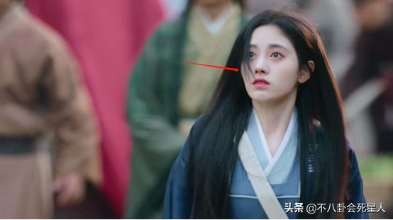 鞠婧祎婚纱造型暴露缺点，被风吹成大光明，与有刘海时判若两人