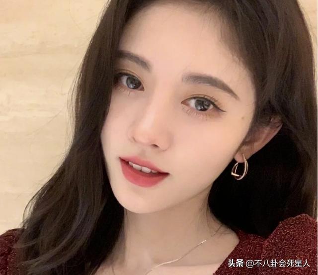 鞠婧祎婚纱造型暴露缺点，被风吹成大光明，与有刘海时判若两人