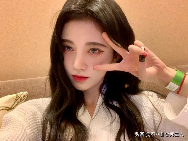 鞠婧祎婚纱造型暴露缺点，被风吹成大光明，与有刘海时判若两人