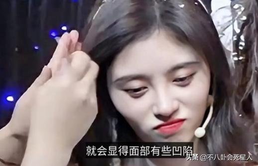 鞠婧祎婚纱造型暴露缺点，被风吹成大光明，与有刘海时判若两人