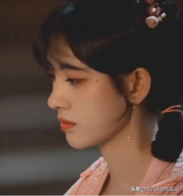 鞠婧祎婚纱造型暴露缺点，被风吹成大光明，与有刘海时判若两人