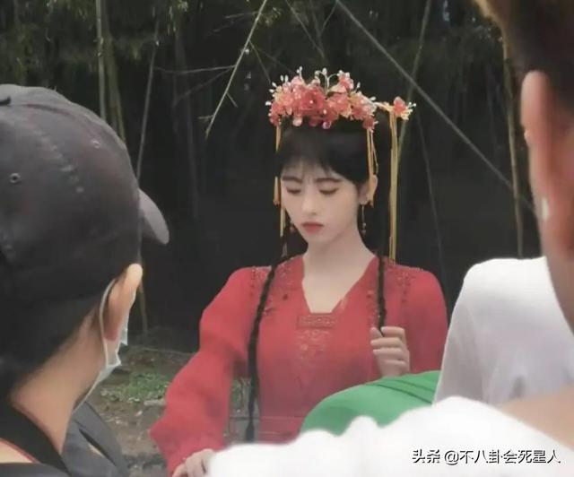 鞠婧祎婚纱造型暴露缺点，被风吹成大光明，与有刘海时判若两人