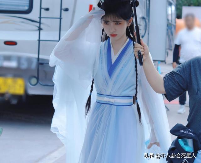 鞠婧祎婚纱造型暴露缺点，被风吹成大光明，与有刘海时判若两人