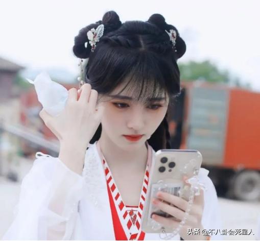 鞠婧祎婚纱造型暴露缺点，被风吹成大光明，与有刘海时判若两人