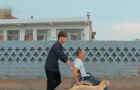 变形计中最能吃的城市小伙,面条能吃三大碗,离开农村前增重了14斤