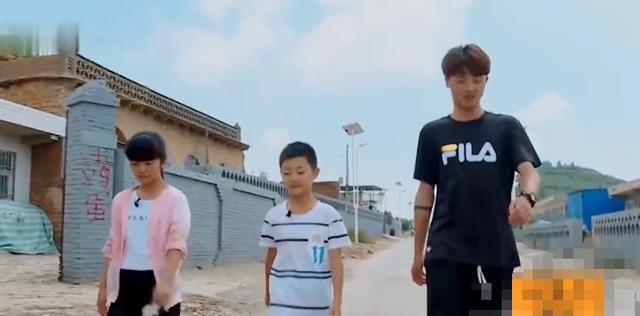 变形计中最能吃的城市小伙,面条能吃三大碗,离开农村前增重了14斤