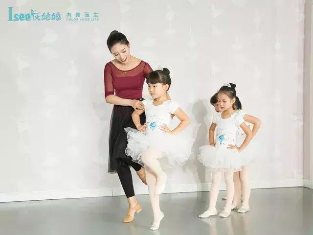 生辰脚、矮个子、减肥，你被学芭蕾的这些谣言“套路”了吗？