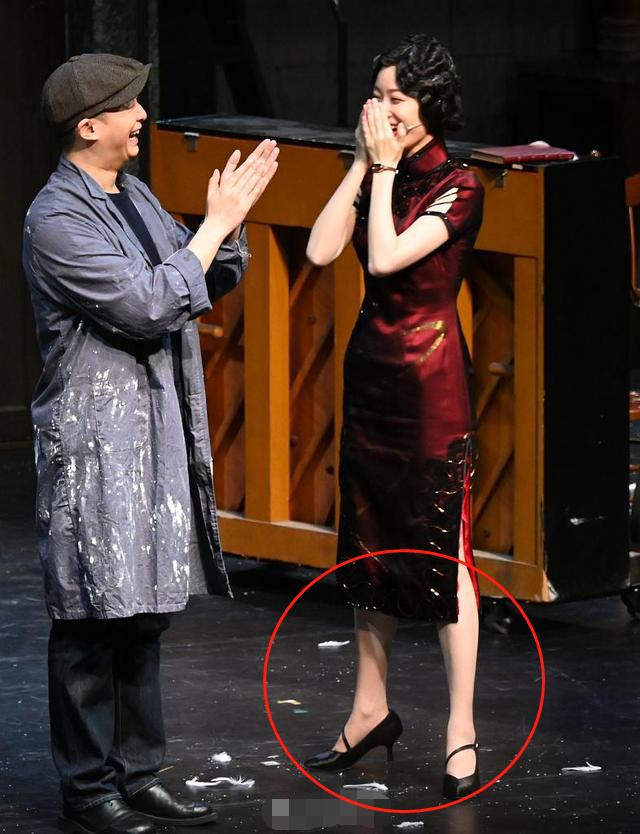 倪妮公演旗袍造型曝光，胸丰腰细美腿藏不住，复古卷发略显脸胖