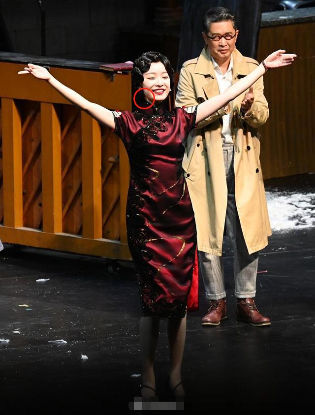 倪妮公演旗袍造型曝光，胸丰腰细美腿藏不住，复古卷发略显脸胖
