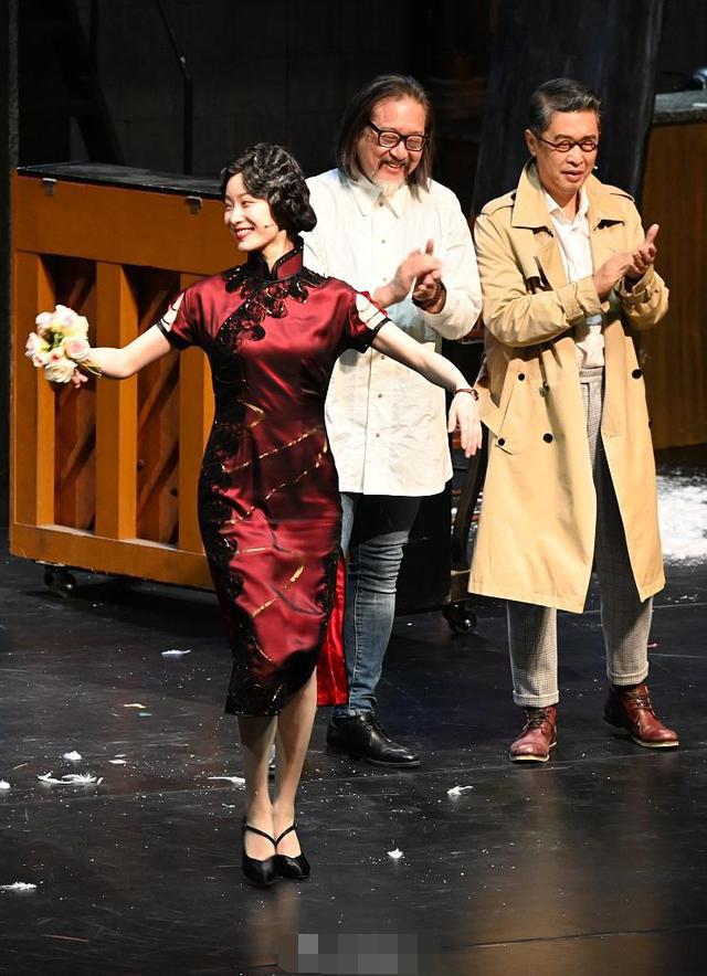 倪妮公演旗袍造型曝光，胸丰腰细美腿藏不住，复古卷发略显脸胖