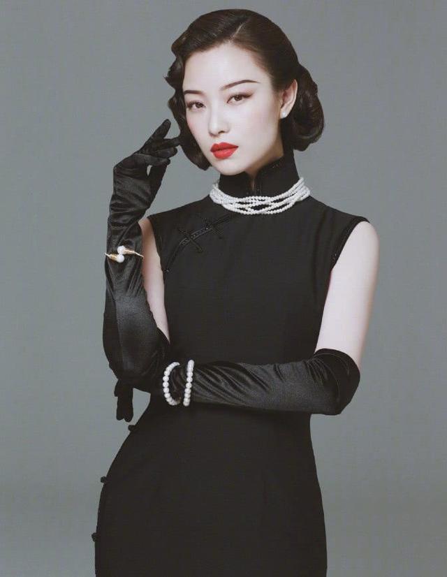 倪妮公演旗袍造型曝光，胸丰腰细美腿藏不住，复古卷发略显脸胖