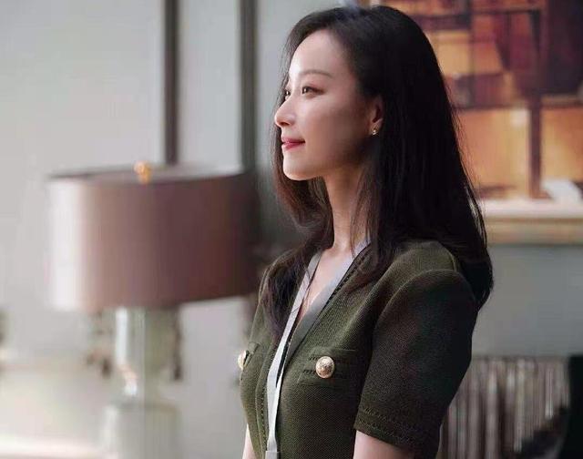 倪妮公演旗袍造型曝光，胸丰腰细美腿藏不住，复古卷发略显脸胖