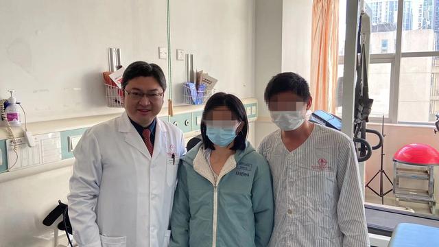 从小走路外八，无法并腿下蹲？姐弟结伴就医解决多年烦恼