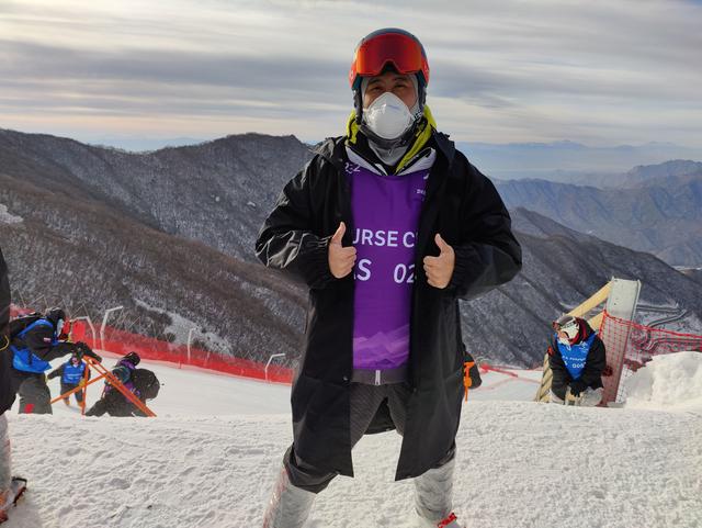 高山滑雪赛场的“斜杠中年”：市场营销员当上滑雪比赛技术赛段长