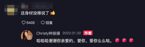 51岁钟丽缇穿透视泳衣冲浪！身段完美皮肤白，却遭网友嘲讽年纪大