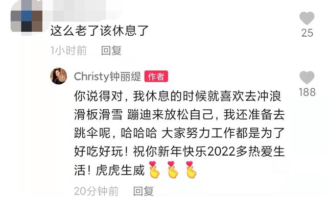 51岁钟丽缇穿透视泳衣冲浪！身段完美皮肤白，却遭网友嘲讽年纪大