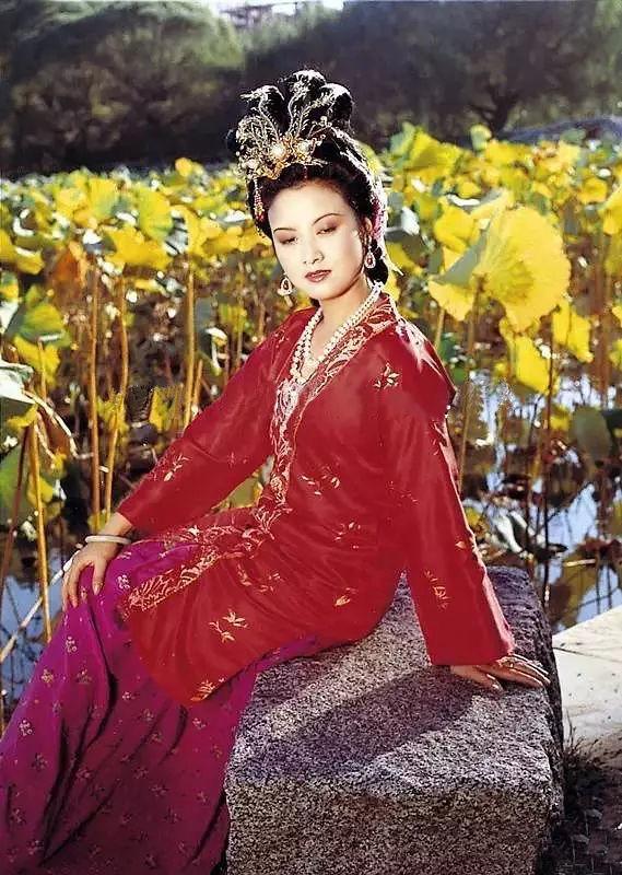 87版红楼梦里，杨树云是如何运用眉型设计来塑造人物形象的？