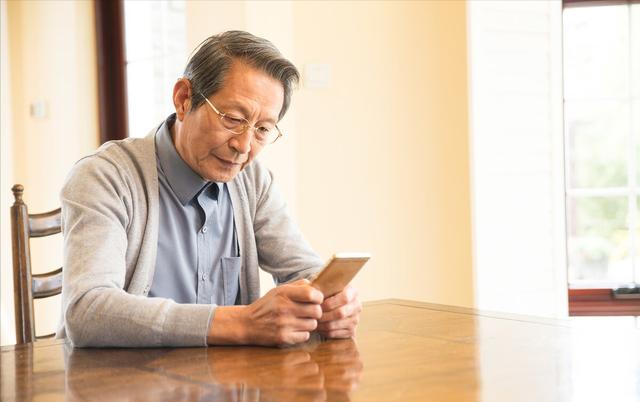 74岁老人：搭伙8年，一场大病让我明白，晚年真正能依靠的是谁