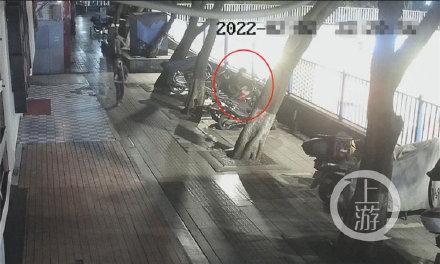 “这人走路外生辰，很明显！与嫌犯擦肩而过重庆民警一眼认出
