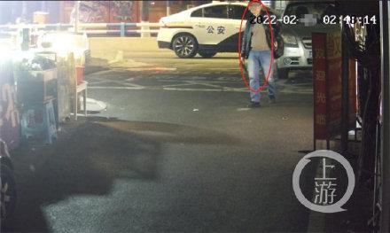 “这人走路外生辰，很明显！与嫌犯擦肩而过重庆民警一眼认出