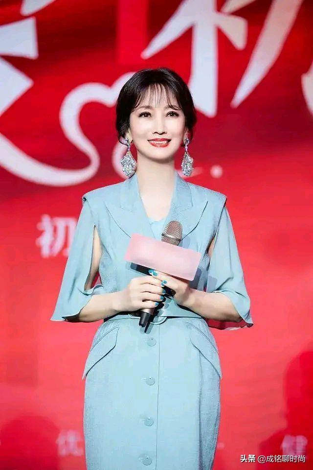 被赵雅芝的空气生辰刘海惊艳到了，时尚感不输年轻人，太显年轻了