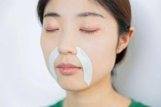 冻龄 | 法令纹、眉间纹又凶又老！贴上它，睡走“三八”脸